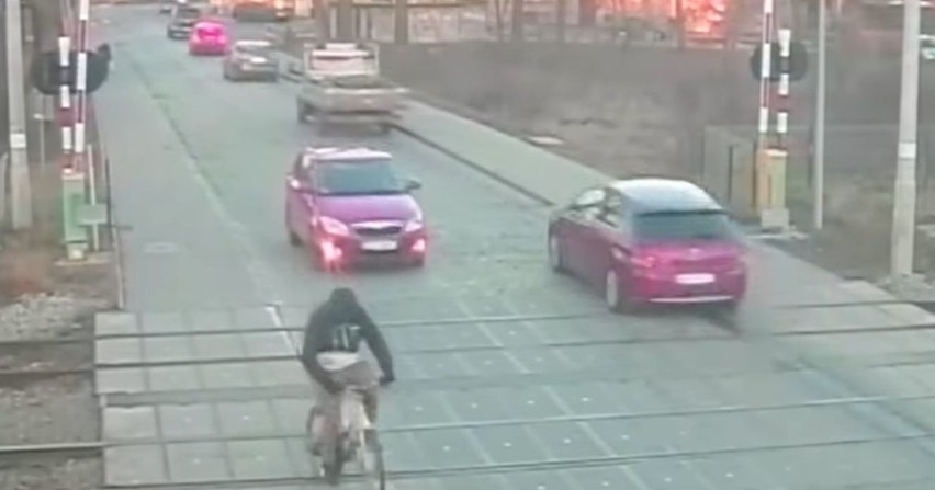 Kompletnie pijany rowerzysta jeździł po przejeździe kolejowym, przewracał się przed samochodami i wyłamał szlaban [wideo]