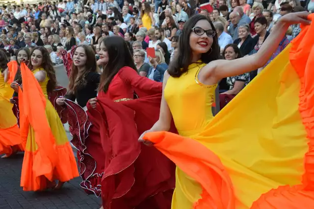 - Na te koncerty czeka się cały rok. Nie mogło nas tu zabraknąć. Na ten festiwal specjalnie zjechali do nas wujkowie z Warszawy, Bydgoszczy czy z Łodzi - mówili nam w sobotę 8 czerwca Lena i Seweryn Majewscy, którzy - jak co roku - przyszli z rodziną do gorzowskiego amfiteatru. W tym miejscu ponownie odbywały się międzynarodowe spotkania zespołów cygańskich Romane Dyvesa.- W Europie i na świecie mówią, że to najlepszy festiwal. Wszystko bym oddał, żeby ten nasz tradycyjny folklor dalej istniał - mówił przed rozpoczęciem koncertów Edward Dębicki, pomysłodawca i wieloletni organizator festiwalu. Jak gorzowianie bawili się przy cygańskiej muzyce i tańcach? Zobaczcie w galerii zdjęć z imprezy. GL miała patronat nad festiwalem.Zobacz też: Pociągi wracają na estakadę