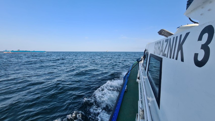 Holowany portowy dźwig zatonął między Ustką a Łebą na Bałtyku. Trzej marynarze byli pod wpływem alkoholu