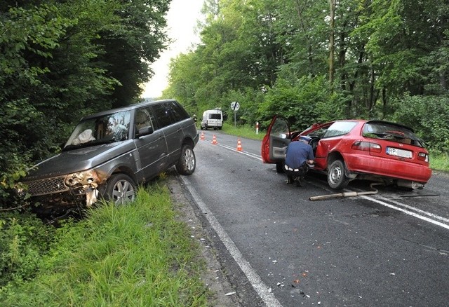 Przez ponad dwie godziny wstrzymany był ruch dla TIR-ów. Na miejscu pracowali policjanci i straż pożarna.