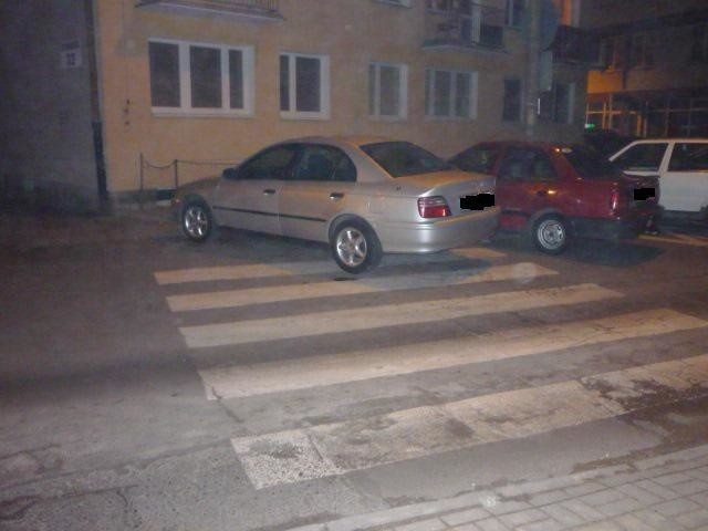 Ten  gorzowski mistrz kierownicy nic nie robi sobie z przejścia dla pieszych i uznał, że to ideanle miejsce, żeby zaparkować na nim swój samochód.