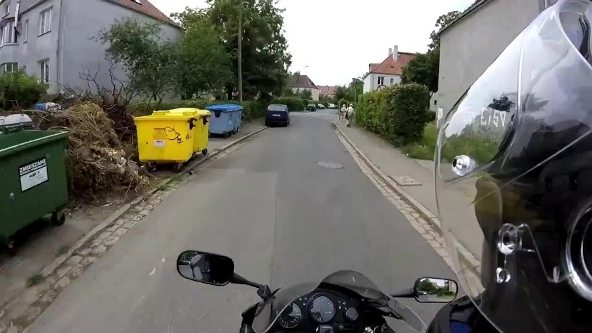 Awantura o czereśnie? Na Sępolnie we Wrocławiu motocyklista poucza zdenerwowaną kobietę [ZOBACZCIE FILM]