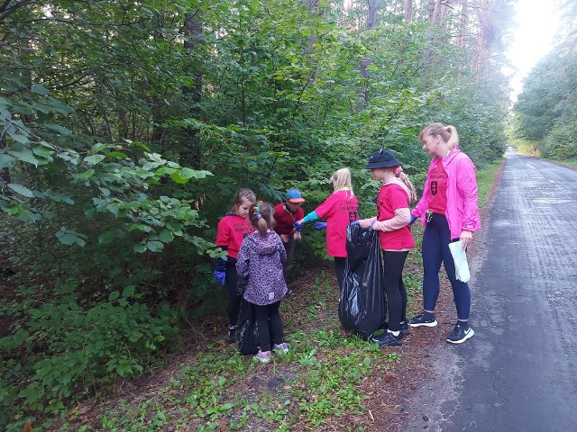 Biegacze z grupy Zabiegany Skaryszew uprzątali las ze śmieci.