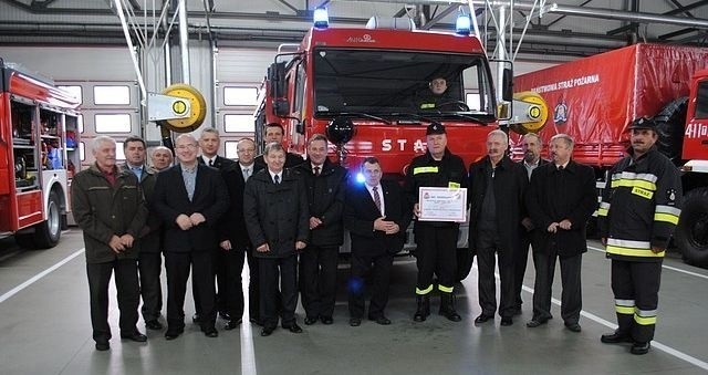 Strażacy, władze gminy Jędrzejów i powiatu przy starze, który służył teraz będzie strażakom z jednostki Ochotniczej Straży Pożarnej w Laskowie.