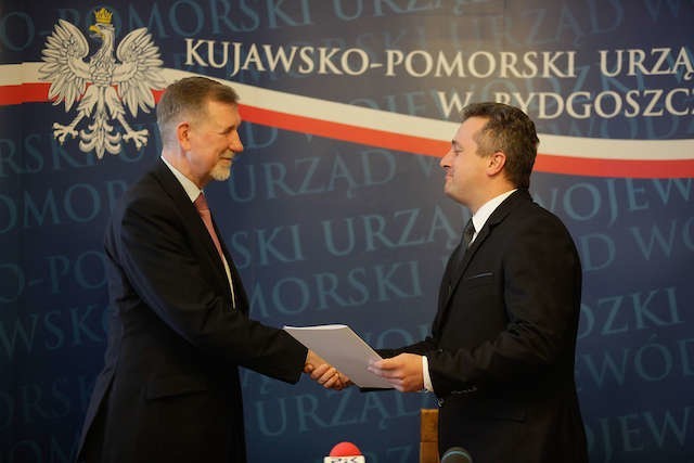 Wojewoda Mikołaj Bogdanowicz (z prawej) wręczył Markowi Gralikowi nominację na kuratora oświaty