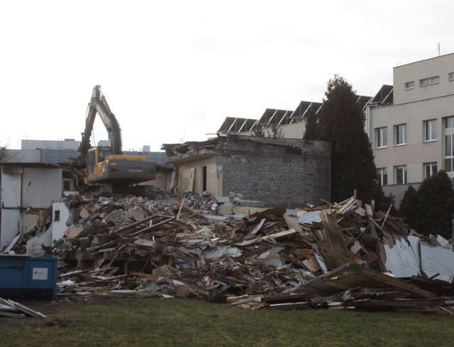 Już rozpoczęła się rozbiórka starych budynków szpitalnych przy ulicy Tochtermana.