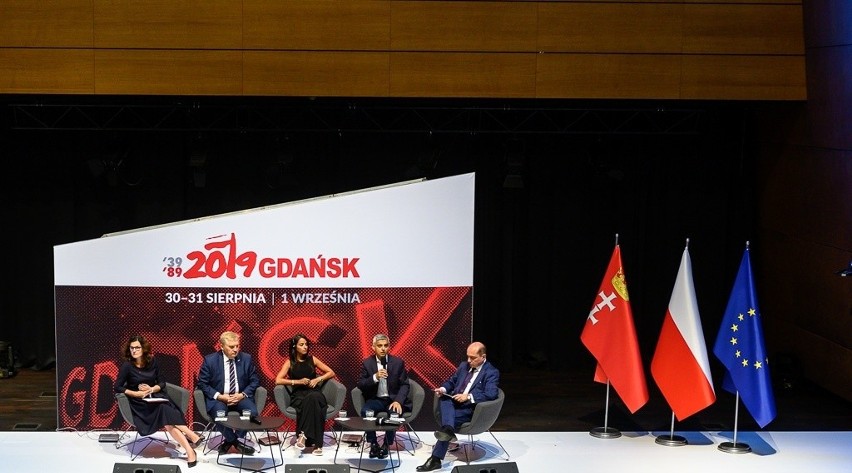 Moment konsternacji w czasie debaty w ECS. Prezydent Dulkiewicz przeprosiła za "egzotycznych gości"