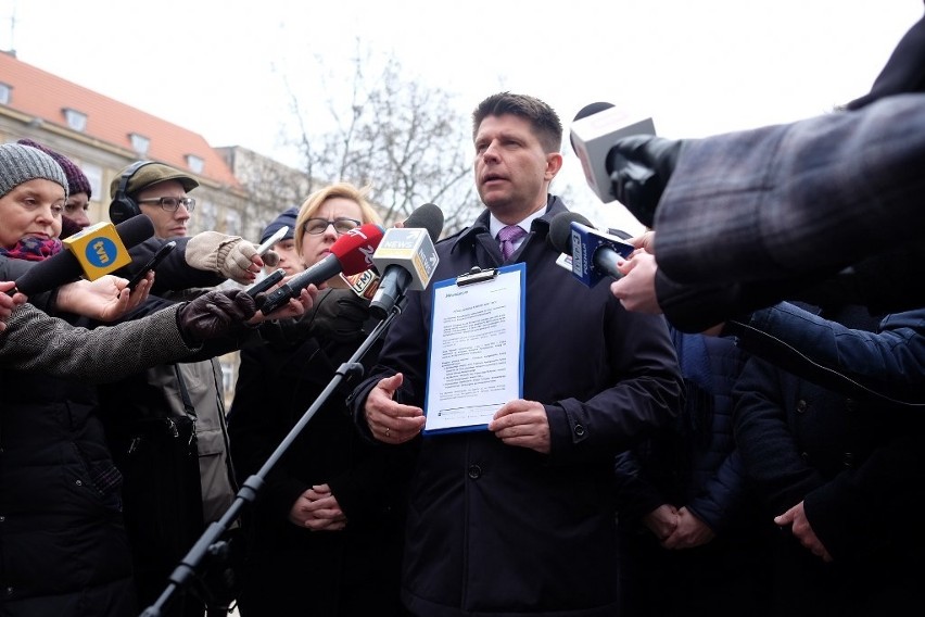 Ryszard Petru zbierał w Poznaniu podpisy pod petycją w...