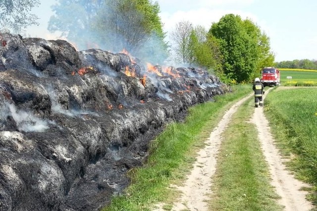 W pożarze w Kluczu ogień strawił 350 bel słomy.