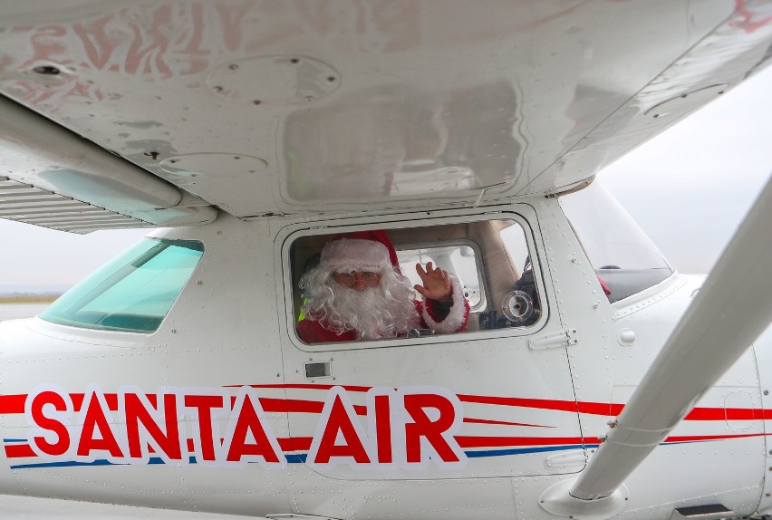 Święty Mikołaj wylądował na lotnisku w Jasionce. Przywiózł...