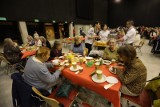 Wielkanocne śniadanie metropolitalne w Katowicach już za nami. Tłumy przy świątecznych stołach. Jak czas spędzili samotni? ZDJĘCIA