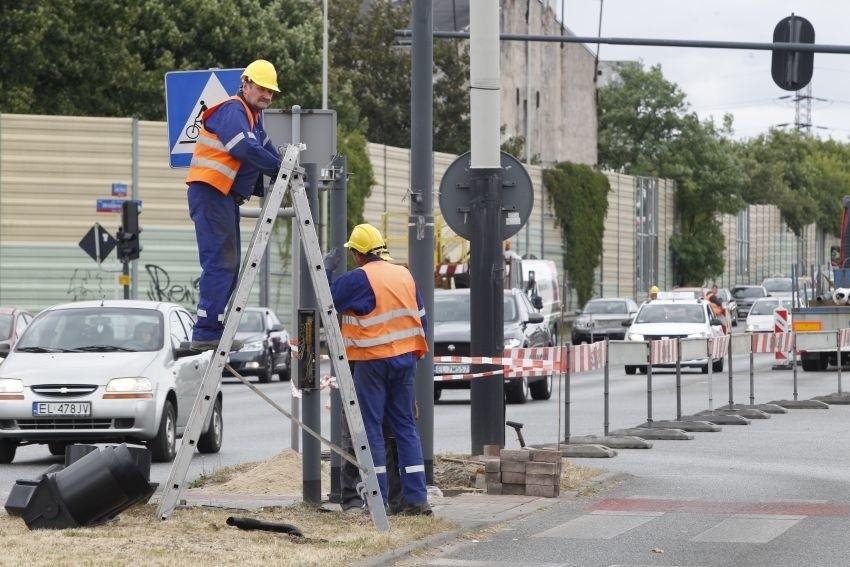 Gigantyczne korki na al. Jana Pawła II. Remontują światła na skrzyżowaniu z Wróblewskiego