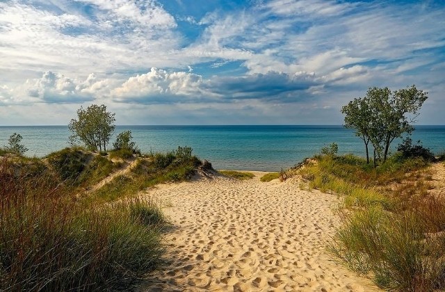 Wybierasz się na wakacje nad morze Bałtyckie a irytuje cię tłum, nie możesz znieść rozwrzeszczanej czeredy, a sprzedawca lodów na plaży cię denerwuje? Wybierz plażę na której nie ma tłoku. W naszej galerii zebraliśmy polskie nadmorskie plaże, gdzie oddasz się błogiemu lenistwu w spokoju i ciszy. >>>ZOBACZ WIĘCEJ NA KOLEJNYCH SLAJDACH