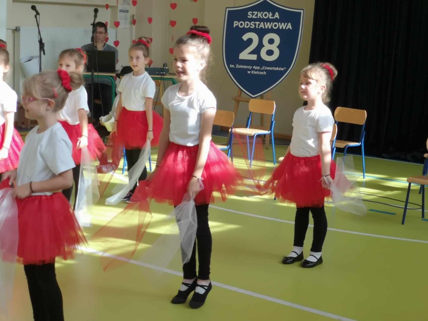 Piękne obchody Dnia Edukacji Narodowej w Szkole Podstawowej numer 28 w Kielcach. Uczniowie sprawili nauczycielom wiele radości
