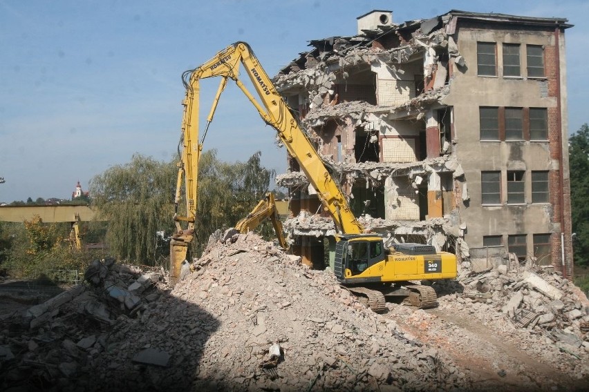 Trwa burzenie łaźni i rozdzielni prądu kopalni KWK Anna w...