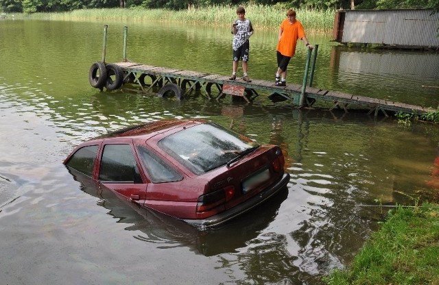 Tak wyglądał zatopiony ford podczas wyciągania na brzeg.
