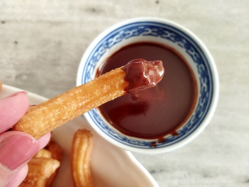 Najlepiej podawać churros zaraz po usmażeniu z jeszcze...