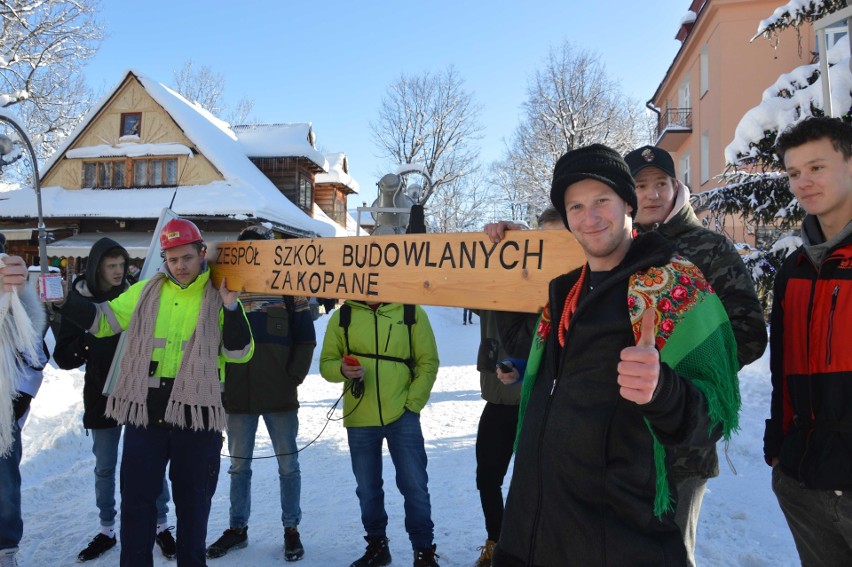 Zakopane. Kilkuset maturzystów zatańczyło poloneza na Krupówkach [ZDJĘCIA]