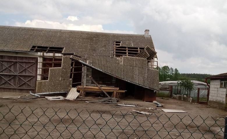 Pozrywane dachy, zniszczone budynki to skutki trąby...