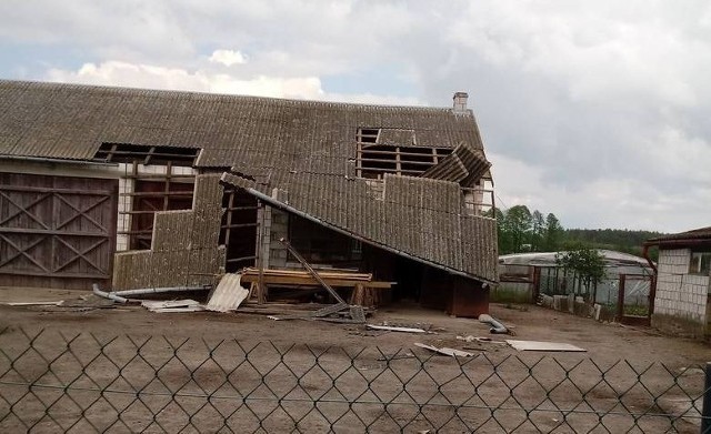 Pozrywane dachy, zniszczone budynki to skutki trąby powietrznej, która przeszła przez Jarosławice w gminie Wolanów. Także w gminie Przytyk doszło do zniszczeń. CZYTAJ KONIECZNIE: Burza w regionie radomskim. Tornado pod Wolanowem i w gminie Przytyk. Wichura zrywała dachy z domów. Trwa szacowanie strat (WIDEO, ZDJĘCIA)