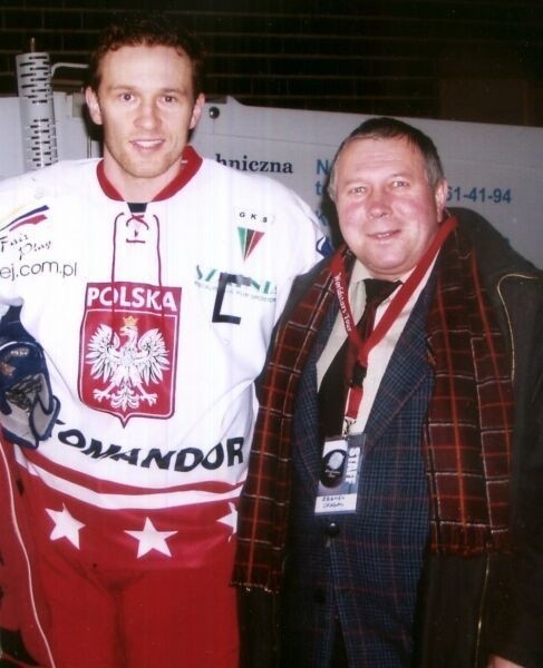 Zbigniew Dragan na pamiątkowym zdjęciu z Mariuszem Czerkawskim, zawodowym hokeistą w lidze amerykańskiej NHL podczas meczu reprezentacji Polski z gwiazdami NHL w Katowicach w ubiegłym roku.