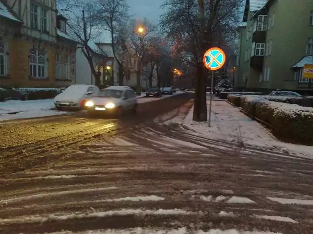 Ulica Limanowskiego w Szczecinku w zimowej scenerii.