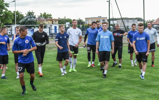 Piłkarze Chemika Moderatora Bydgoszcz wychodzą na trening.