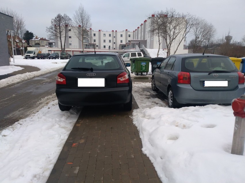 Audi zaparkowało na chodniku przy Hetmańskiej