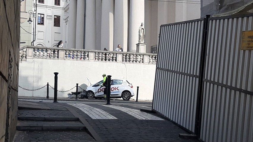 Wypożyczonym samochodem uderzył w mur przy archikatedrze lubelskiej. Był pijany 