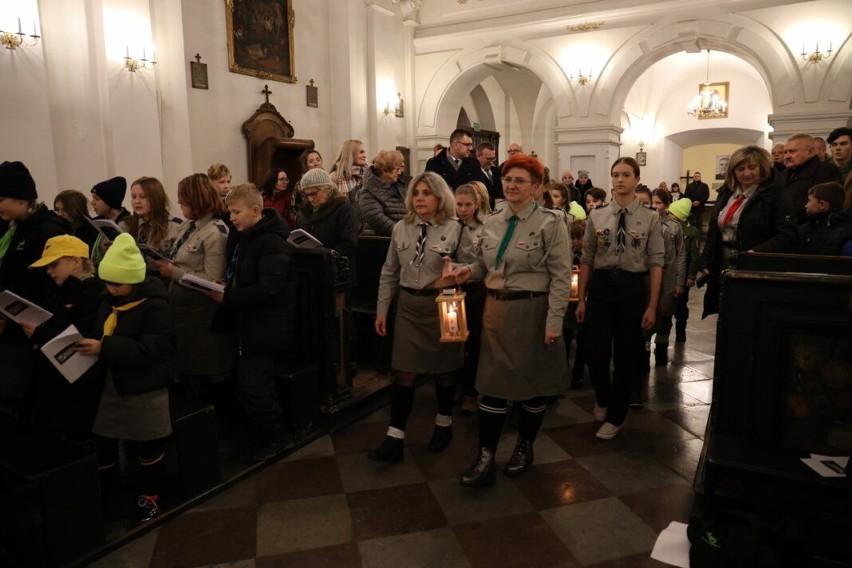 W Sandomierzu harcerze i zuchy przekazali Betlejemskie Światełko Pokoju mieszkańcom miasta i diecezji. Zobacz zdjęcia