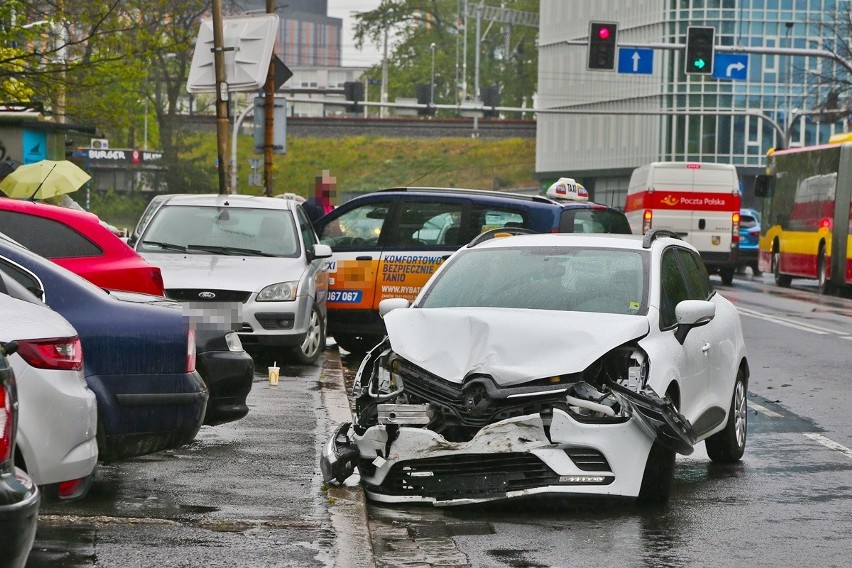 Wypadek na Zachodniej we Wrocławiu. Zderzyły się osobówka i...