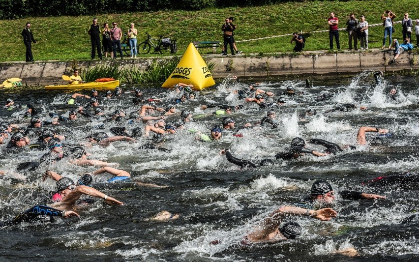 Bydgoszcz znów opanowali sportowcy! Druga edycja triathlonu...