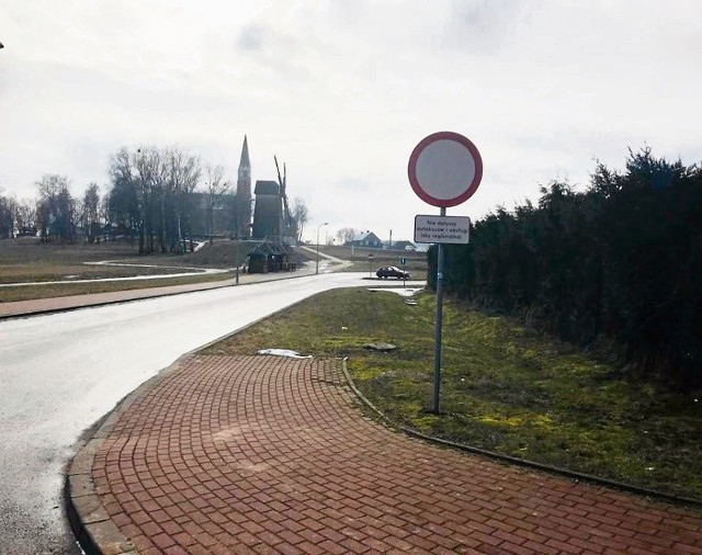 Jest przystanek, jest też parking, nie ma tylko możliwości wjazdu, bo są też znaki zakazu