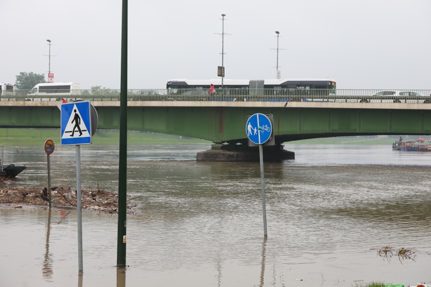 Kraków. Fala kulminacyjna na Wiśle. Bulwary zostały zalane [ZDJĘCIA] 