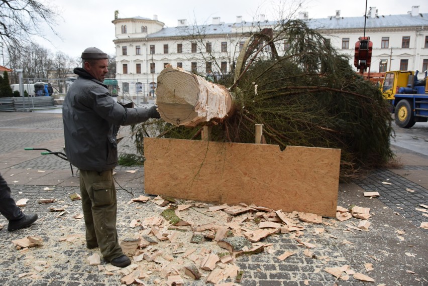 Lublin stroi się na święta. Na placu przed pedetem ruszyła budowa szopki bożonarodzeniowej