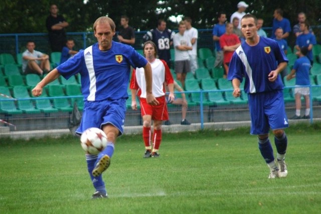 Ważą się losy gry w Wulkanie Dariusza Rysiewskiego (z piłką). Zakrzewski klub zainteresowany jest pozyskaniem Przemysława Skorupy (z prawej)