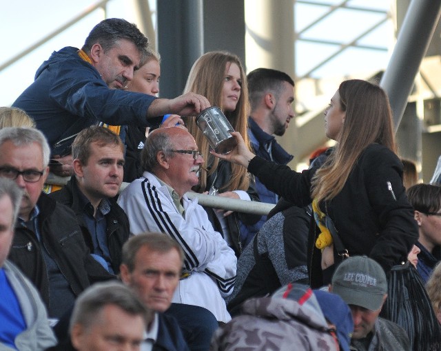 "Przykry widok. Płonie ikona Naszego miasta. Stalowcy jutro są zawody IMP na stadionie Stadion im. Edwarda Jancarza. Wraz z klubem KS Stal Gorzów zrobimy zbiórkę funduszy na odbudowę Katedry. To jest Nasz obowiązek" - napisali po pożarze katedry gorzowscy kibice speedwaya. Jak napisali, tak zrobili. W czasie finału IMP na stadionie im. Edwarda Jancarza w Gorzowie wśród kibiców po trybunach chodziły osoby z puszkami. Kibice byli niezwykle hojni. "Będzie świetny wynik zbiórki! Serce rośnie widząc zaangażowanie Stalowców! Będzie rekordowa suma! 8 puszek pełnych i 8 w połowie zapełnionych! Dzięki Stal Gorzów za wspólną akcję" - czytamy na facebookowym profilu Stowarzyszenia Kibiców KS Stal Gorzów "Stalowcy".- Wrzuciłem pieniądze, bo to nasz obowiązek. Katedra jest symbolem Gorzowa. Teraz każdy może pokazać, czy zależy mu na ratowaniu tego symbolu. Każdy może dołożyć swoją cegiełkę, swój wkład w ratowanie tego zabytku - mówił nam w czasie niedzielnych zawodów pan Zenon, mieszkaniec Gorzowa.Zobacz też wideo: Demontaż iglicy katedry w Gorzowie - materiał z dronaPrzeczytaj też:  Pożar katedry w Gorzowie. Trwa rozbiórka spalonego dachu katedralnej wieży [WIDEO, ZDJĘCIA]