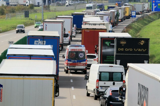 Polacy wracają do pracy po świętach. Na Dolnym Śląsku korkują się drogi w kierunku Wrocławia i granicy kraju.