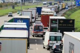 Uwaga, kierowcy! Ponad 10 kilometrów korka na autostradzie A4 w kierunku granicy. Problemy także na innych trasach