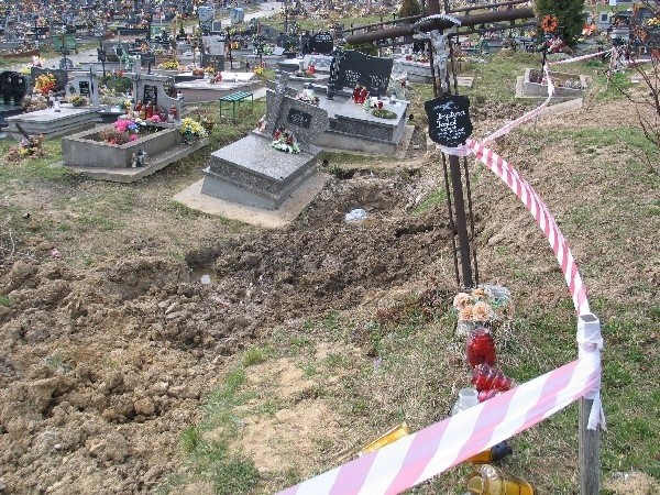 Rok temu w tym miejscu cmentarza osunęła się ziemia. Zagrożonych było 170 grobów. Już przeniesiono dwanaście z nich, cztery kolejne czekają w kolejce.