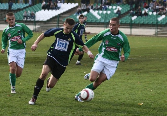 Marcin Sikorski (z prawej) strzelił gola w meczu sparingowym z Mazurem Karczew.