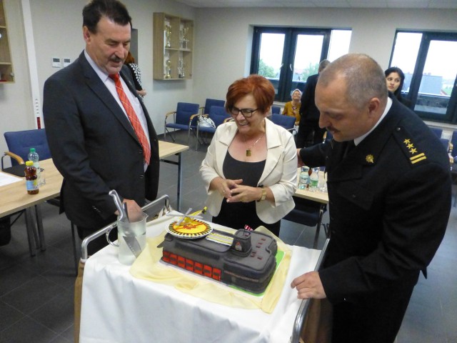 Pokrojeniem tortu zajęła się Józefa Błajet, przewodnicząca rady powiatu