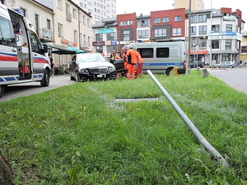 Kierowca mercedesa zasłabł, wjechał na chodnik przy Kopernika (ZDJĘCIA)