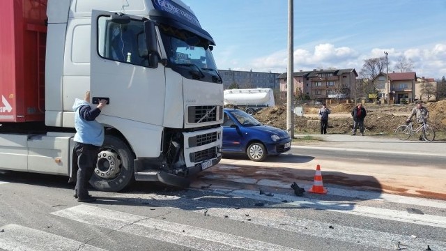 Do kolizji z udziałem m.in. tej ciężarówki doszło na obwodnicy Szydłowca.