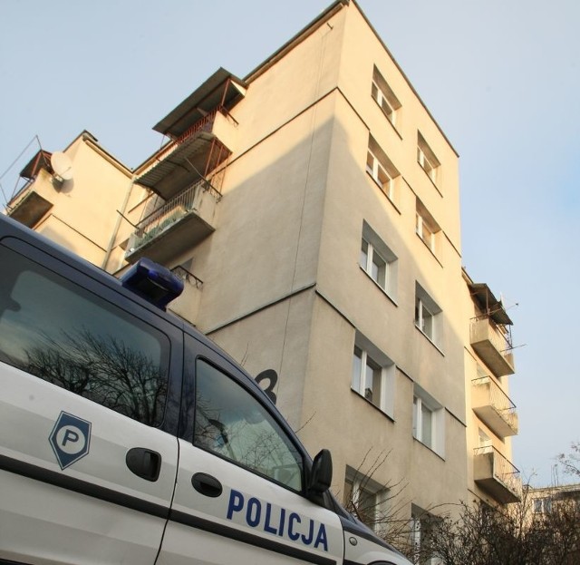 Policjanci dostali sygnał o nastolatku stojącym na dachu bloku.