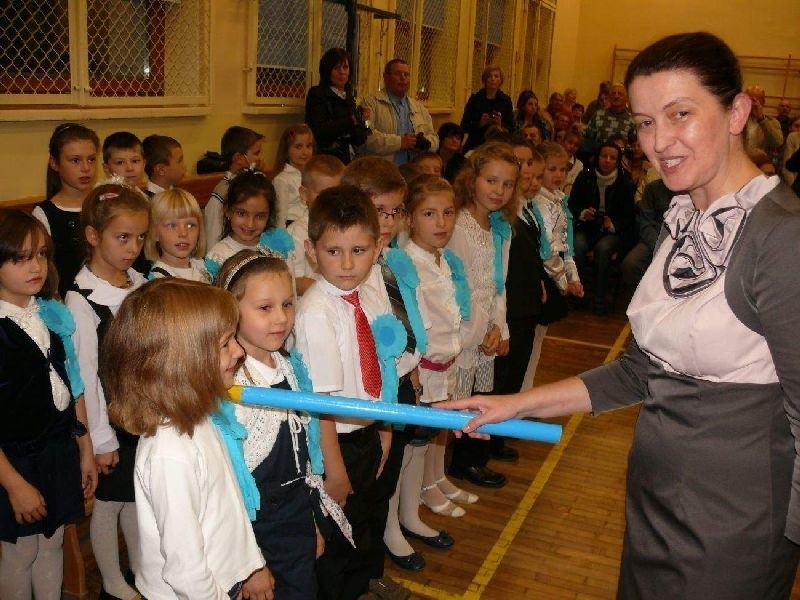 Dyrektor "trójki” Elżbieta Sudoł-Wasyliszyn pasuje uczniów.