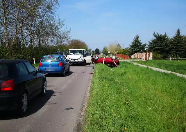 Do zdarzenia doszło w czwartek około godz. 10.30 na ul. Chmielowskiego w Szówsku koło Jarosławia.- Ze wstępnych ustaleń policjantów wynika, że kierujący renault clio, 69-letni mieszkaniec pow. przemyskiego wykonując manewr skrętu w prawo, z nieustalonych przyczyn nagle odbił w lewo w wyniku czego doszło do zderzenia z prawidłowo poruszającym się fordem transitem. Fordem kierował 38-latek z pow. jarosławskiego, jechał z pasażerem - mówi asp. szt. Anna Długosz z Komendy Powiatowej Policji w Jarosławiu.Renault wylądowało w rowie na dachu. Okazało się, że kierujący tym pojazdem miał ponad promil alkoholu w organizmie. Mężczyzna wraz z 65-letnią pasażerką zostali przetransportowani przez pogotowie ratunkowe do szpitala.Droga w miejscu zdarzenia jest zablokowana.Zdjęcia otrzymaliśmy od internauty na alarm@nowiny24.pl, dziękujemy!ZOBACZ TEŻ: W Iskani k. Przemyśla traktor przygniótł mężczyznę. 59-latek zmarł