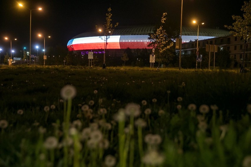 Kraków. Z okazji Dnia Zwycięstwa i święta 8 i 9 maja podświetlone obiekty i miasto udekorowane flagami [ZDJĘCIA] 