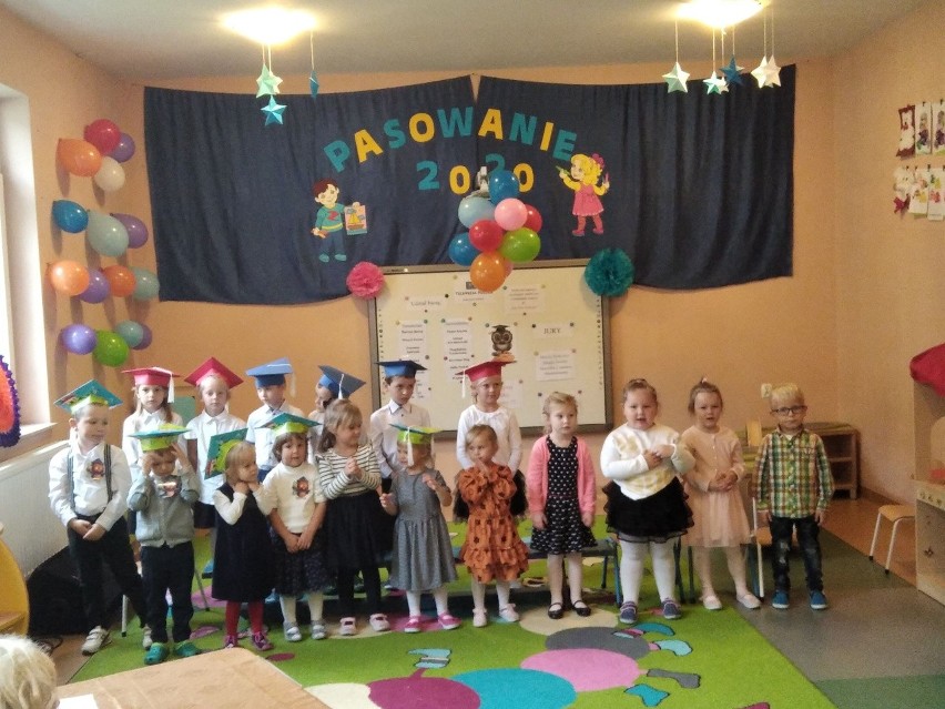 Uczniowie pierwszej klasy w szkole w Sokolnikach Mokrych...