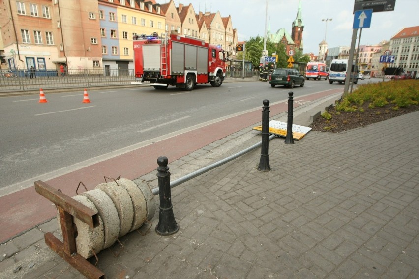 Wypadek na ul. Kazimierza Wielkiego. Znak spadł na głowę...